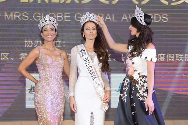 ЦВЕТИ РАЗЛОЖКА БЛЕСТИ НА MRS. GLOBE AWARDS 2016 В ТОАЛЕТИ НА ХРИСТО ЧУЧЕВ